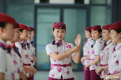 重慶&ldquo;動姐&rdquo;禮儀培訓備戰(zhàn)鐵路調(diào)圖 蹲姿微笑培訓一絲不茍