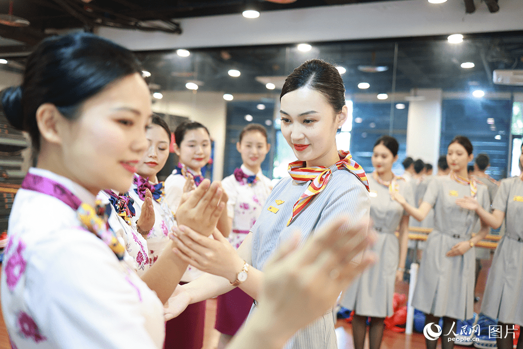重慶:"空姐""動(dòng)姐" 攜手開(kāi)展服務(wù)禮儀培訓(xùn)備戰(zhàn)暑運(yùn)_頻道_表述_方面